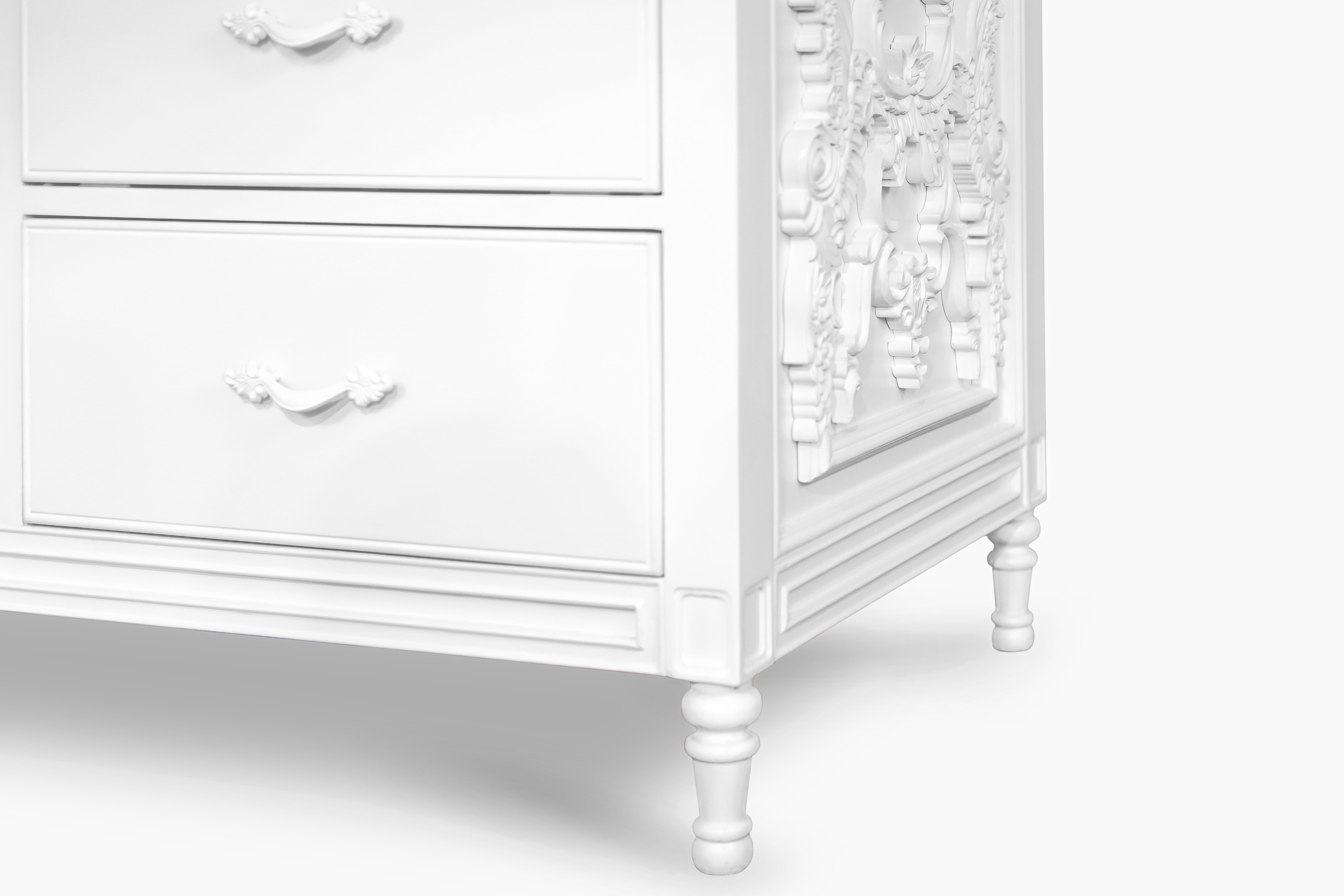 La Leena - 6-Drawer Dresser & Topper Set - Side Carving - White Wash